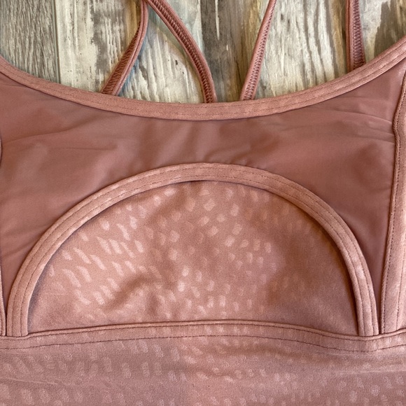 🍋 NWT Lululemon Nulu and Mesh Yoga Bra, size 4, removable cups included - Picture 2 of 13